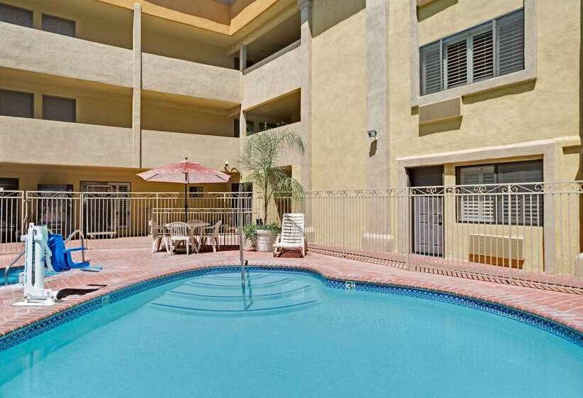 酒店 Days Inn By Wyndham West Covina