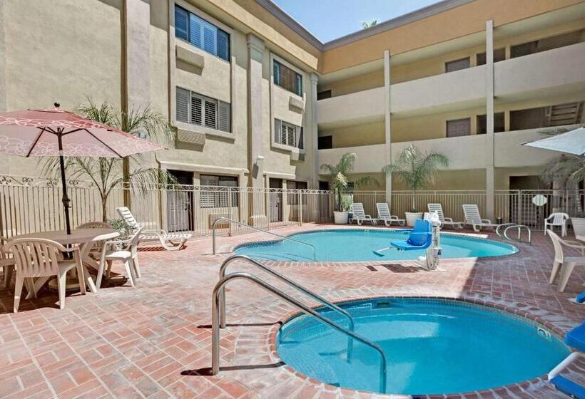 酒店 Days Inn By Wyndham West Covina