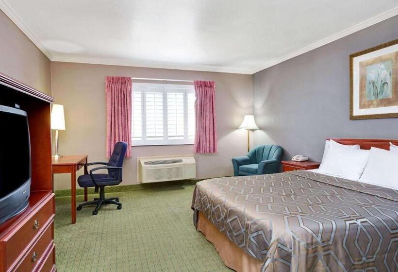 בית מלון כפרי Days Inn By Wyndham West Covina