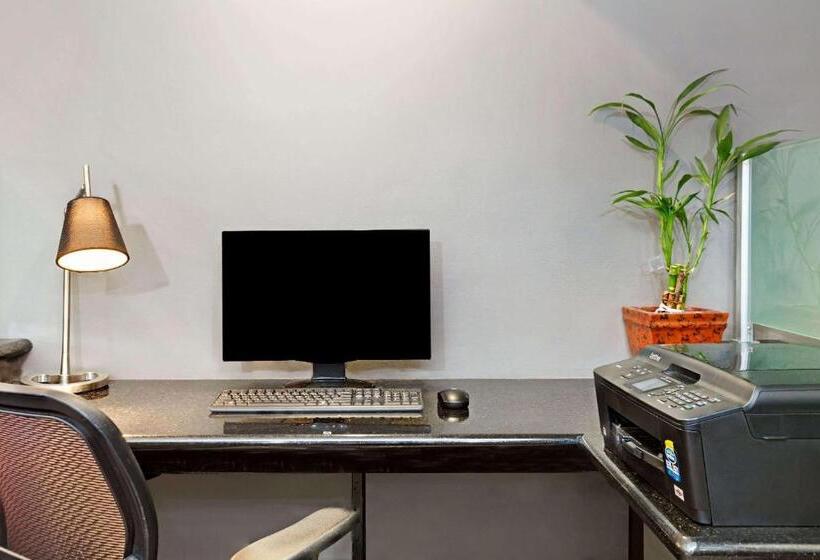 酒店 Days Inn By Wyndham West Covina