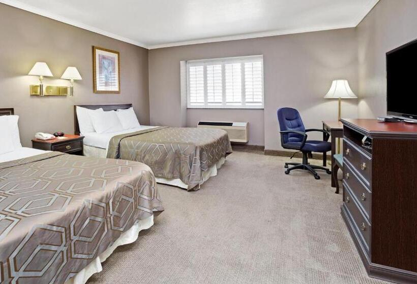 酒店 Days Inn By Wyndham West Covina