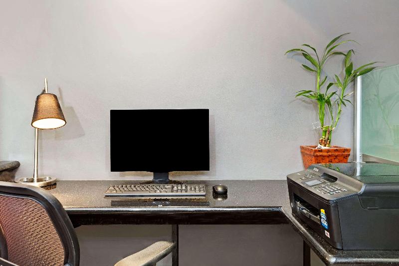 酒店 Days Inn By Wyndham West Covina