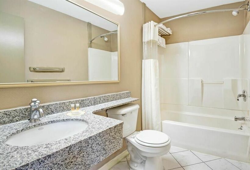 هتل Days Inn By Wyndham Branford New Haven Conference Center