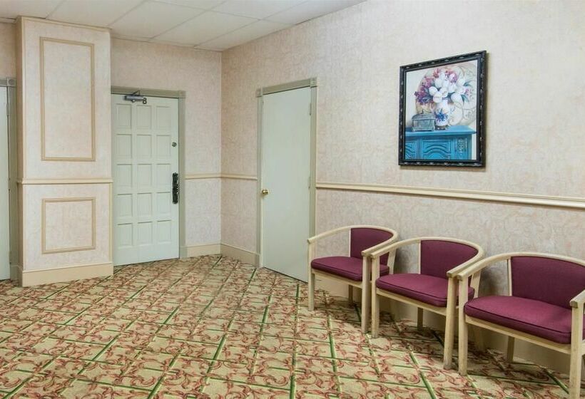 هتل Days Inn By Wyndham Branford New Haven Conference Center