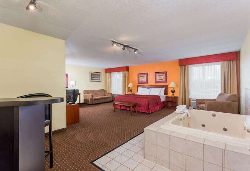 בית מלון כפרי Days Inn & Suites By Wyndham Bloomington/normal Il