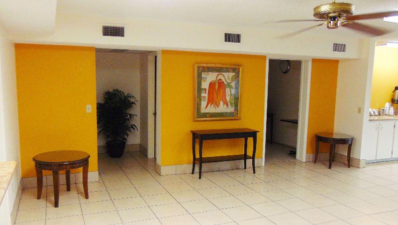 בית מלון כפרי Days Inn & Suites By Wyndham Brewton