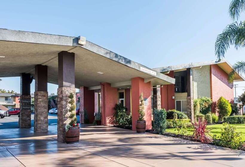 فندق Days Inn & Suites By Wyndham Lodi