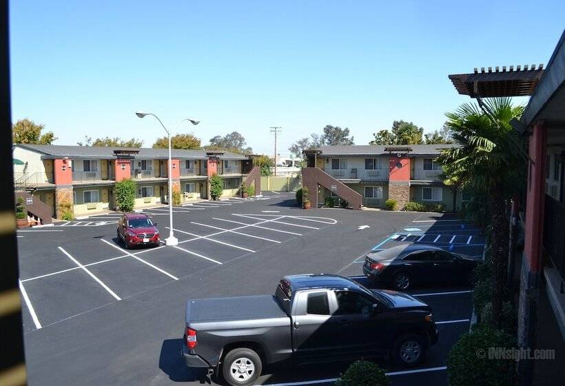 فندق Days Inn & Suites By Wyndham Lodi