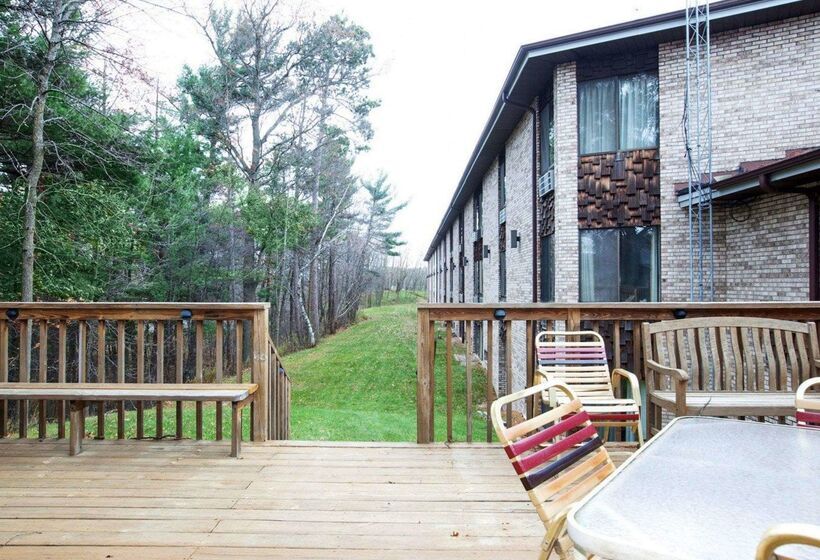 فندق Econo Lodge Inn & Suites