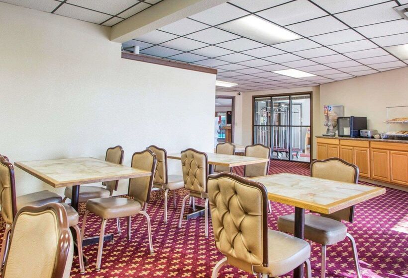 فندق Econo Lodge Inn & Suites