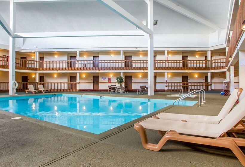 فندق Econo Lodge Inn & Suites