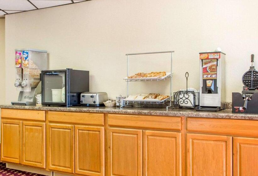 فندق Econo Lodge Inn & Suites