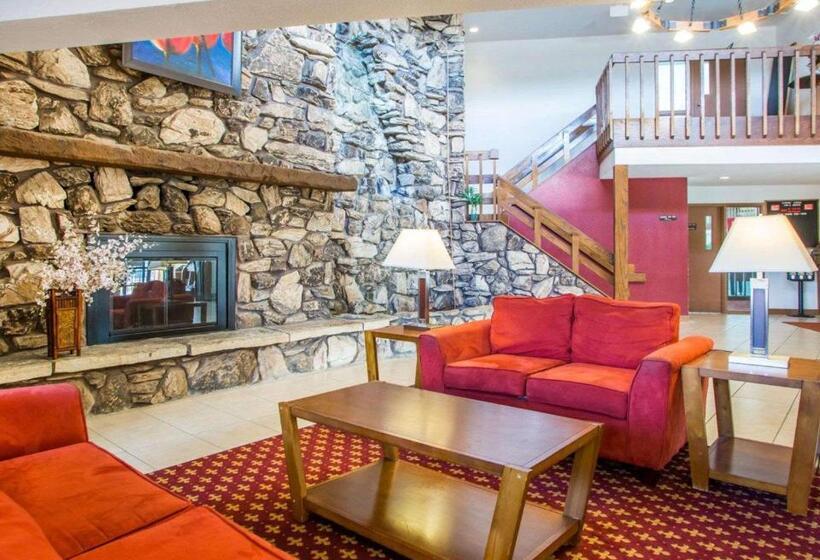 فندق Econo Lodge Inn & Suites