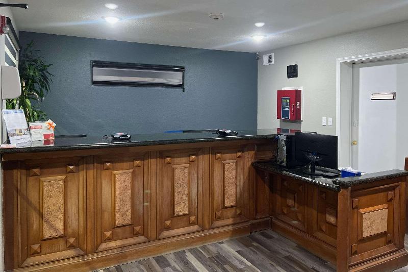 호텔 Econo Lodge Inn & Suites