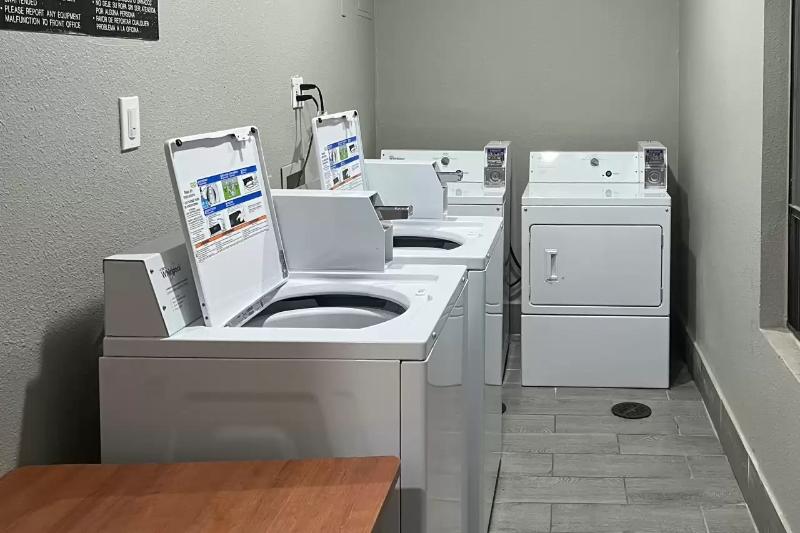 فندق Econo Lodge Inn & Suites