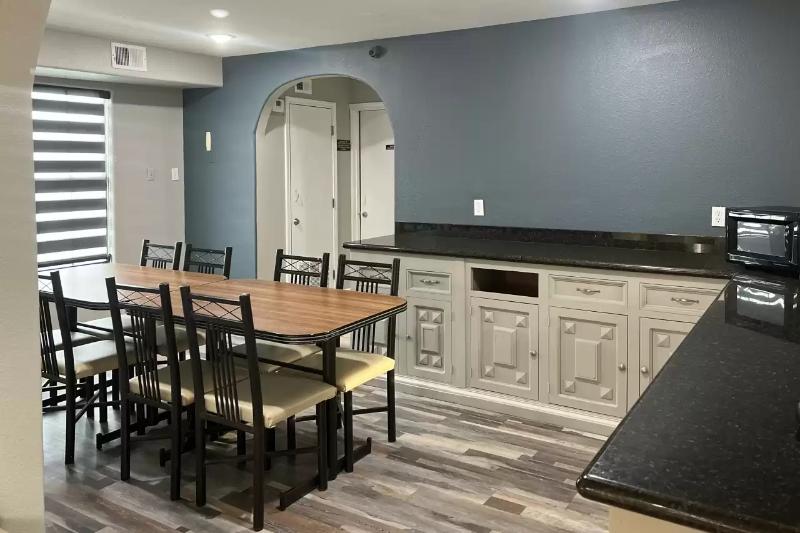 호텔 Econo Lodge Inn & Suites