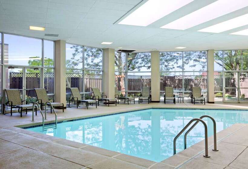 فندق Embassy Suites By Hilton St. Louis Airport