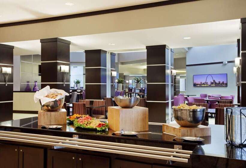 فندق Embassy Suites By Hilton St. Louis Airport