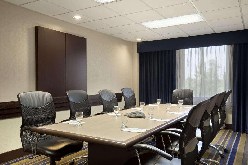 فندق Embassy Suites By Hilton St. Louis Airport