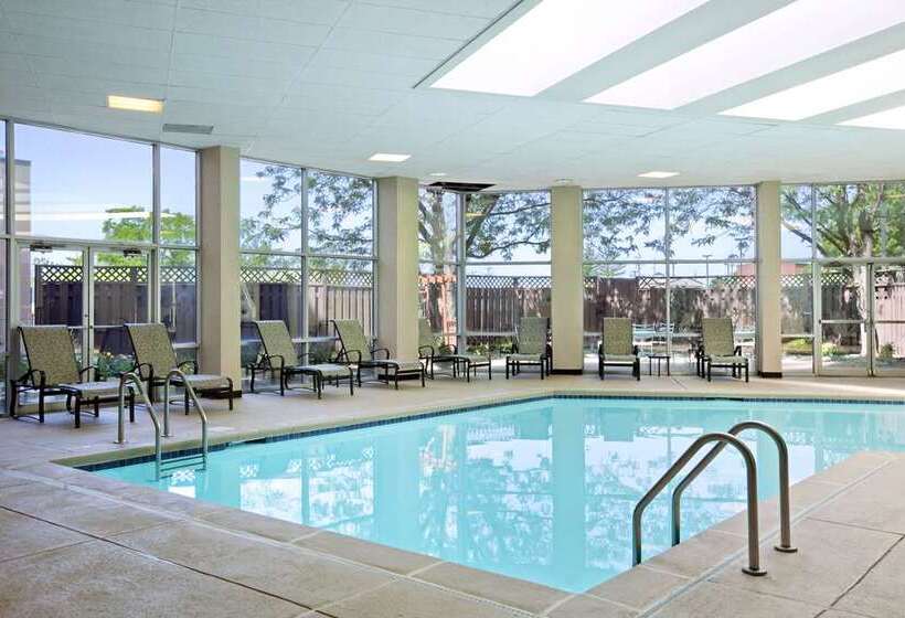 فندق Embassy Suites By Hilton St. Louis Airport