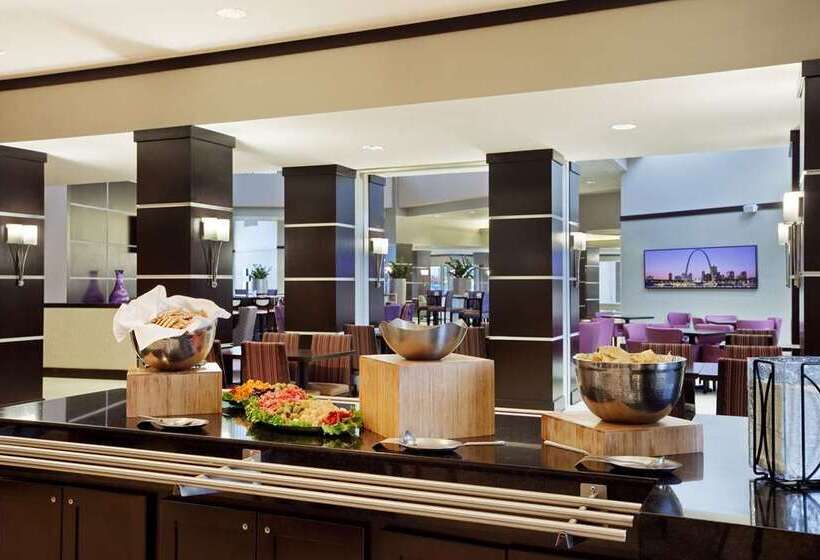 فندق Embassy Suites By Hilton St. Louis Airport