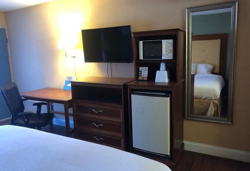 Отель Express Airport Inn