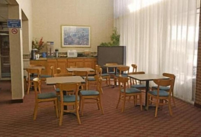 בית מלון כפרי Express Airport Inn