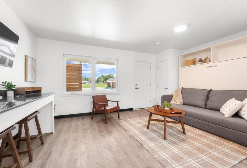 فندق Falls Edge Studios