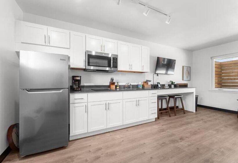 فندق Falls Edge Studios