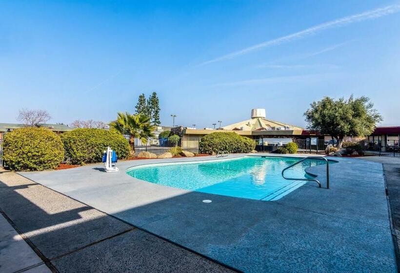 בית מלון כפרי Econo Lodge