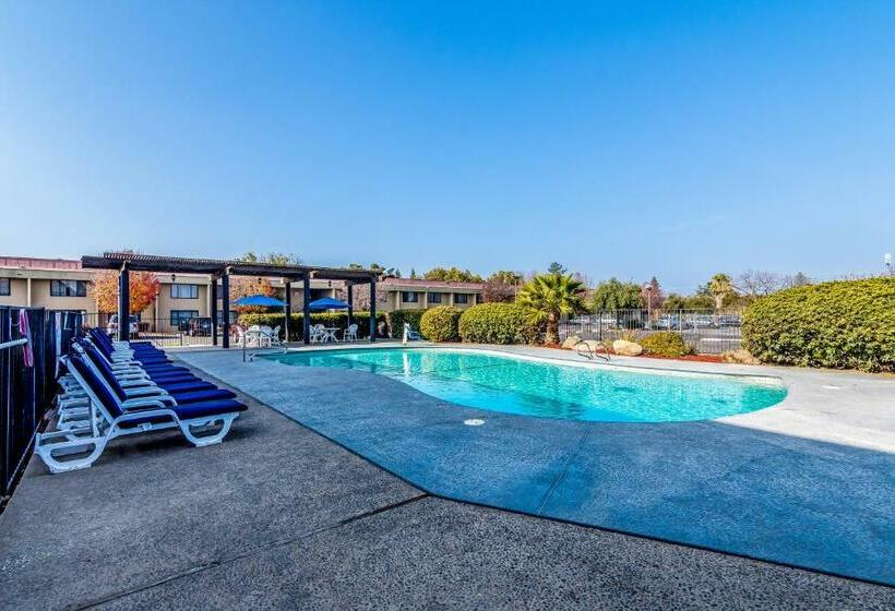 בית מלון כפרי Econo Lodge