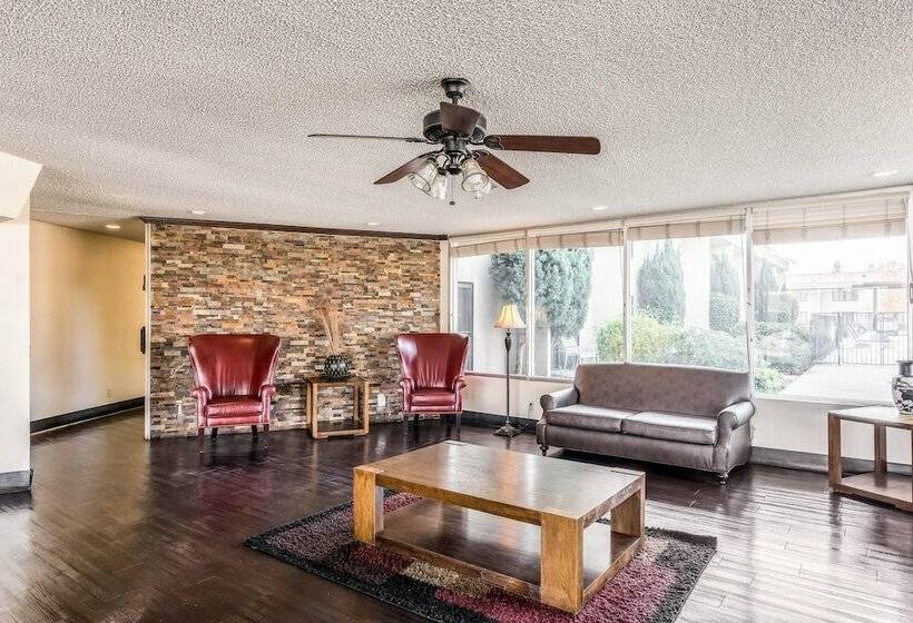 בית מלון כפרי Econo Lodge