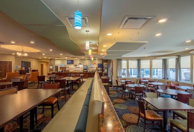 Holiday Inn Express Hotel & Suites Pittsburgh Airport, An Ihg