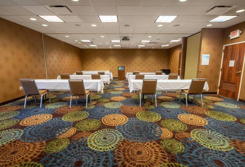 Holiday Inn Express Hotel & Suites Pittsburgh Airport, An Ihg