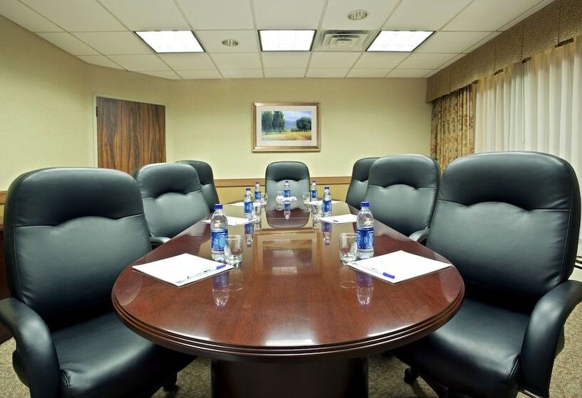 Holiday Inn Express Hotel & Suites Pittsburgh Airport, An Ihg