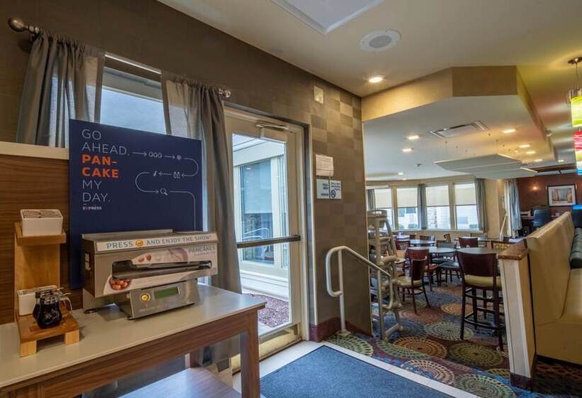 Holiday Inn Express Hotel & Suites Pittsburgh Airport, An Ihg
