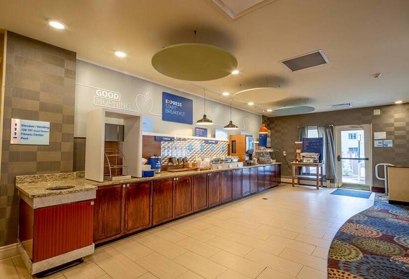 Holiday Inn Express Hotel & Suites Pittsburgh Airport, An Ihg