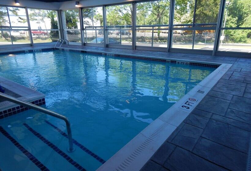 هتل Holiday Inn Express Milford, An Ihg