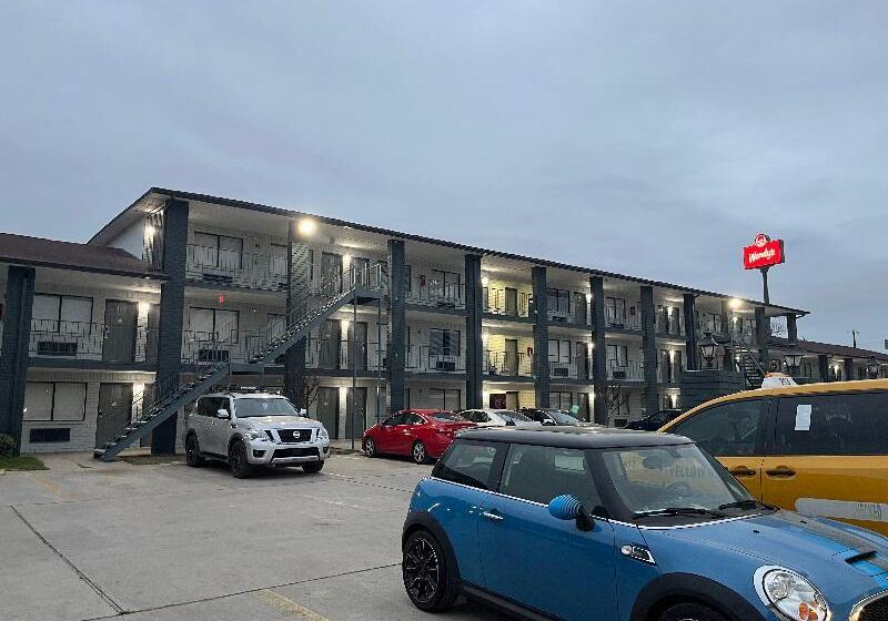 ホテル Hometowne Studios By Red Roof San Antonio E   Frost Bank Center