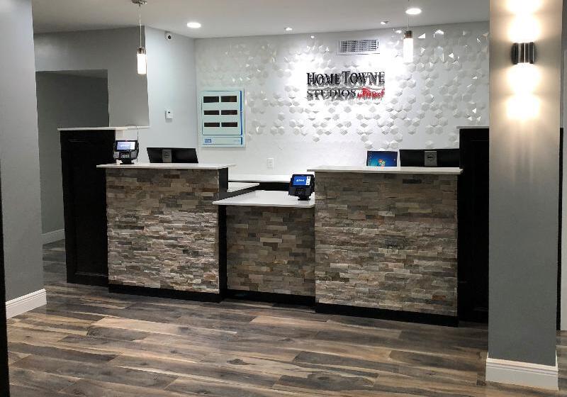 ホテル Hometowne Studios By Red Roof San Antonio E   Frost Bank Center