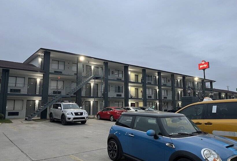 ホテル Hometowne Studios By Red Roof San Antonio E   Frost Bank Center