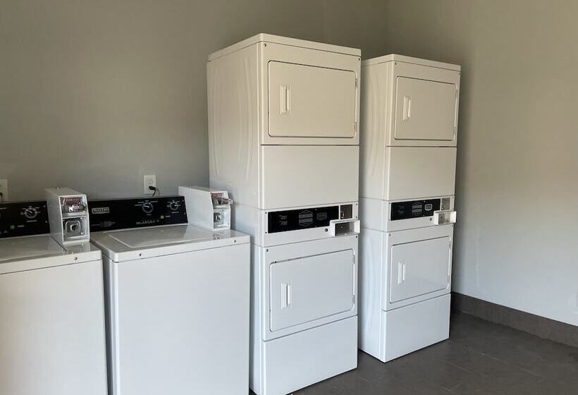 ホテル Hometowne Studios By Red Roof San Antonio E   Frost Bank Center