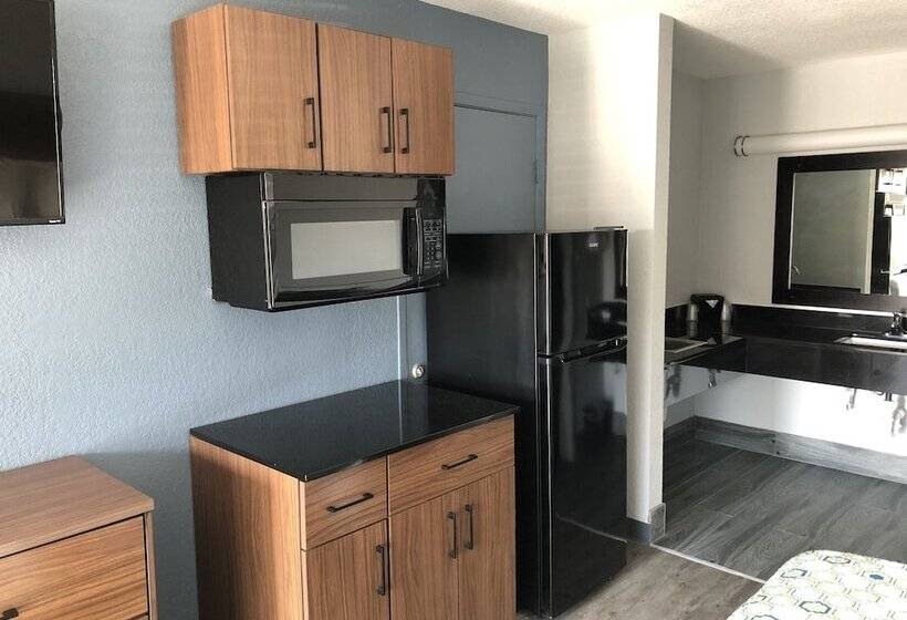 ホテル Hometowne Studios By Red Roof San Antonio E   Frost Bank Center