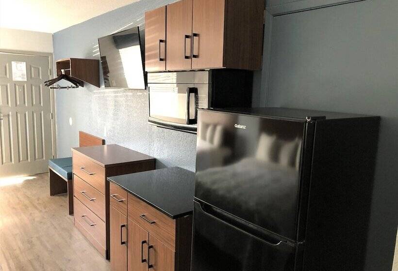 ホテル Hometowne Studios By Red Roof San Antonio E   Frost Bank Center