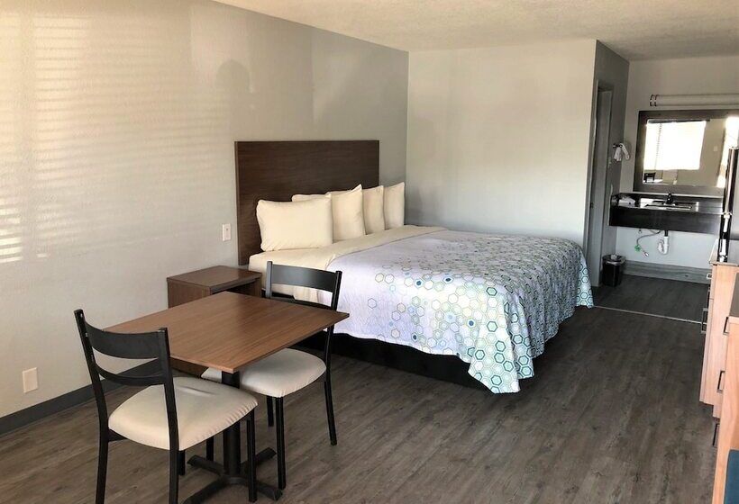 ホテル Hometowne Studios By Red Roof San Antonio E   Frost Bank Center