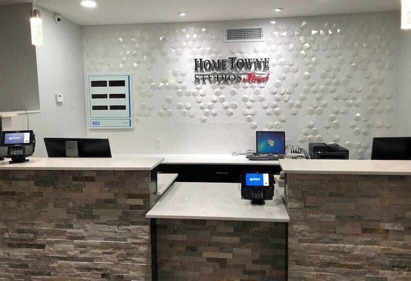 ホテル Hometowne Studios By Red Roof San Antonio E   Frost Bank Center