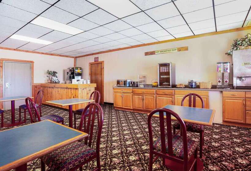 هتل Howard Johnson By Wyndham Helena