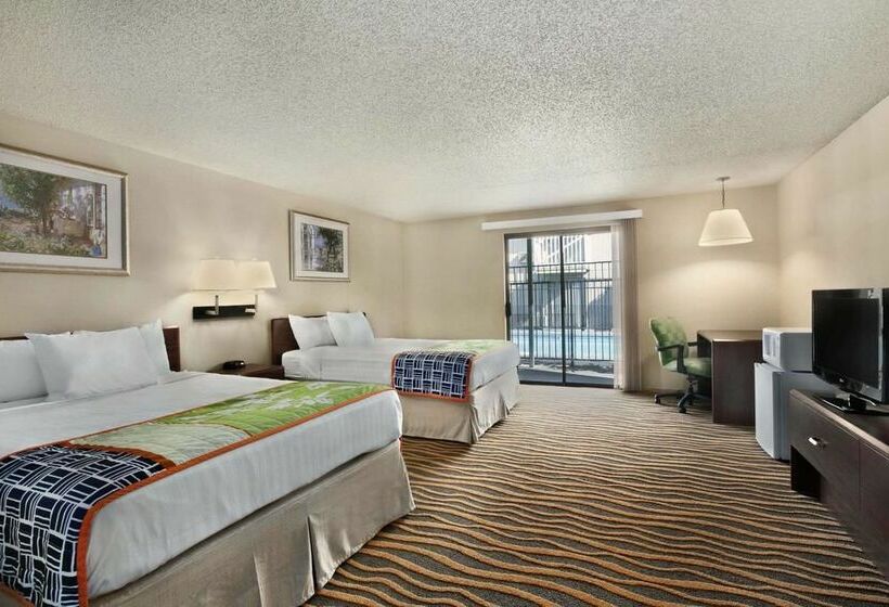 Howard Johnson Hotel & Suites By Wyndham Tacoma