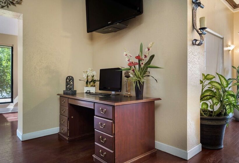 هتل Knights Inn College Station