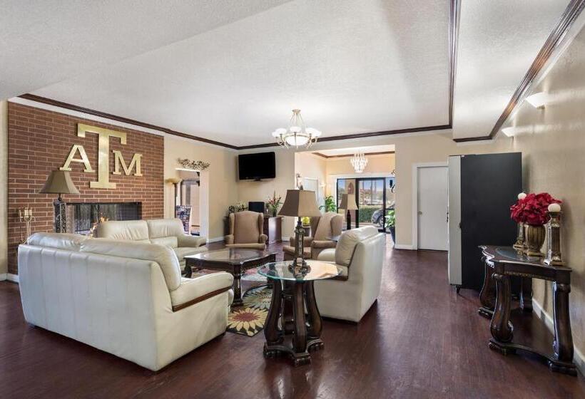هتل Knights Inn College Station